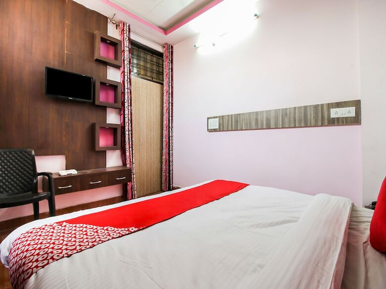Hotel Oyo 24075 Galaxy Guest House