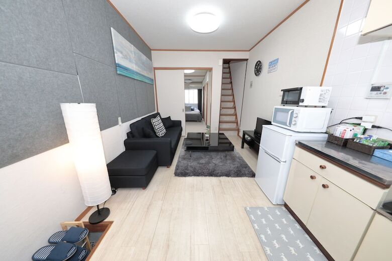 Namba East House01