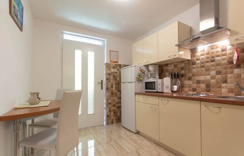Apartment 758