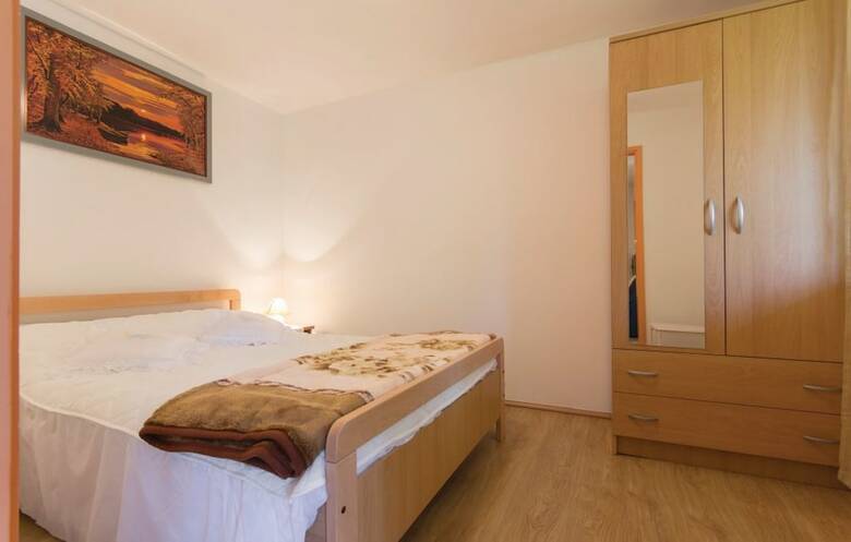 Apartment 758