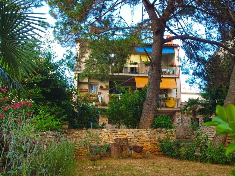 Apartment 758