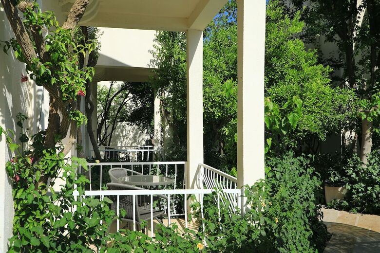 Summer Garden Apart