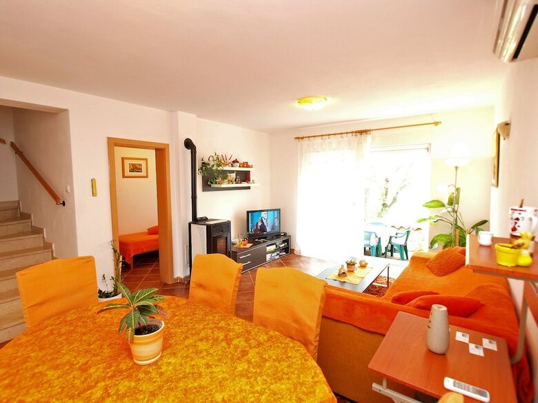 Apartment 446