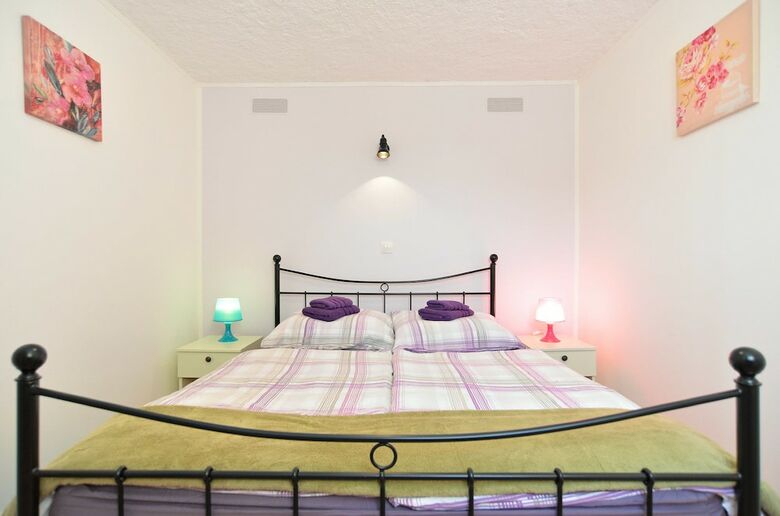Apartment 669
