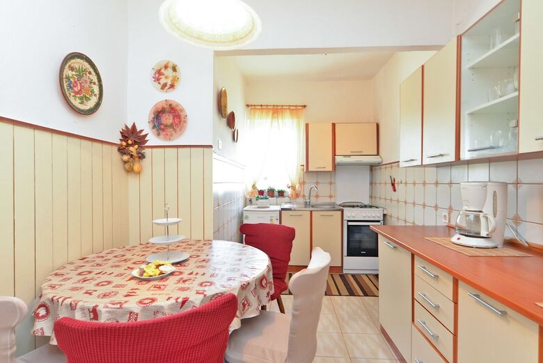 Apartment 725