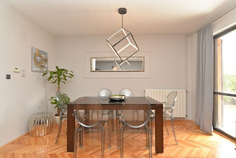 Apartment 843