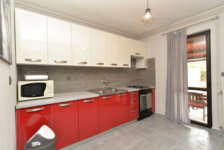 Apartment 843