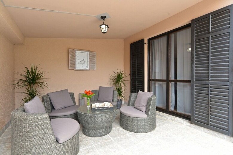 Apartment 843