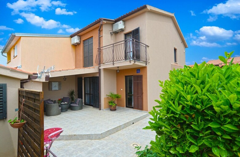 Apartment 843