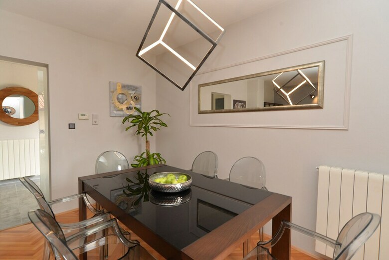 Apartment 843