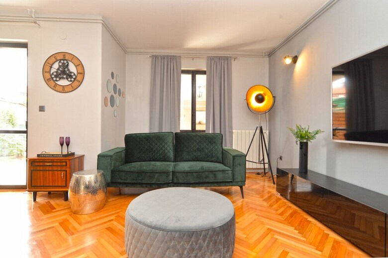 Apartment 843