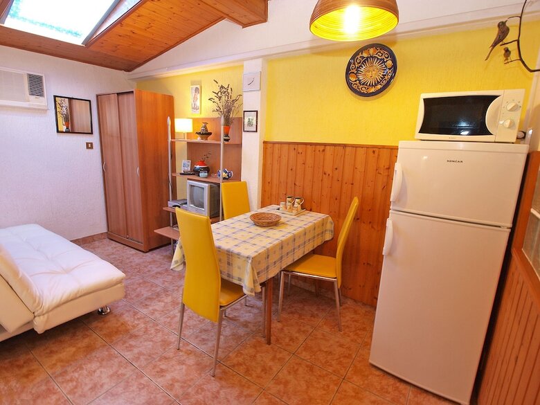 Apartment 875