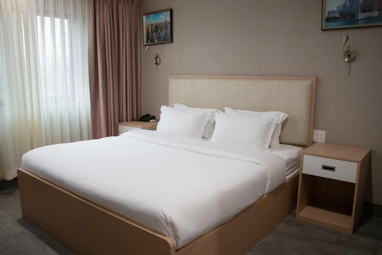 Lic Plaza Hotel