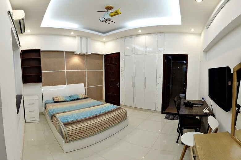Smiley Apartment 8