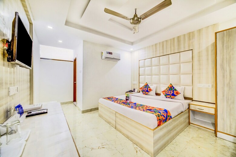Hotel Fabexpress The First