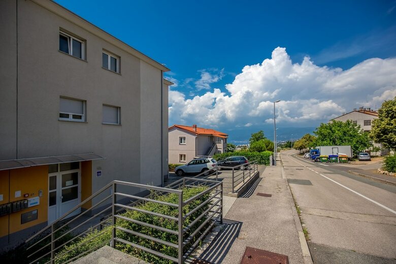 Apartment Bok