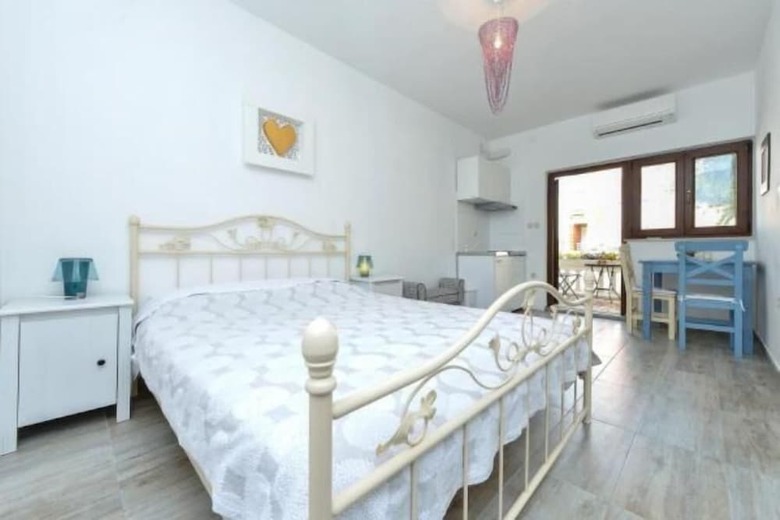 Ina Apartments