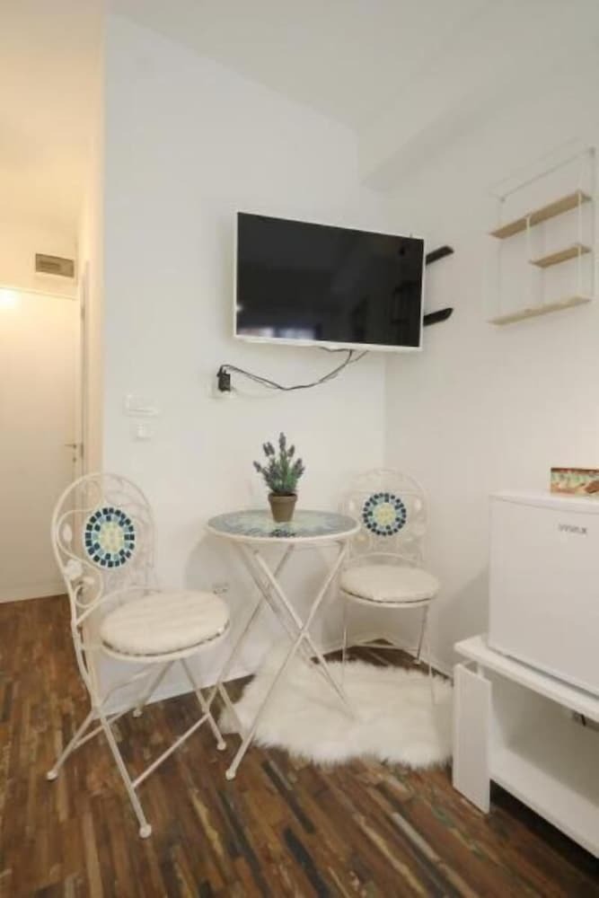 Ina Apartments