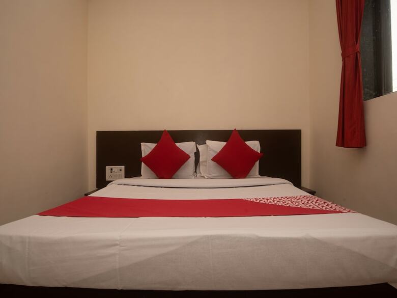 Hotel Oyo 23285 The Diplomat Lodging