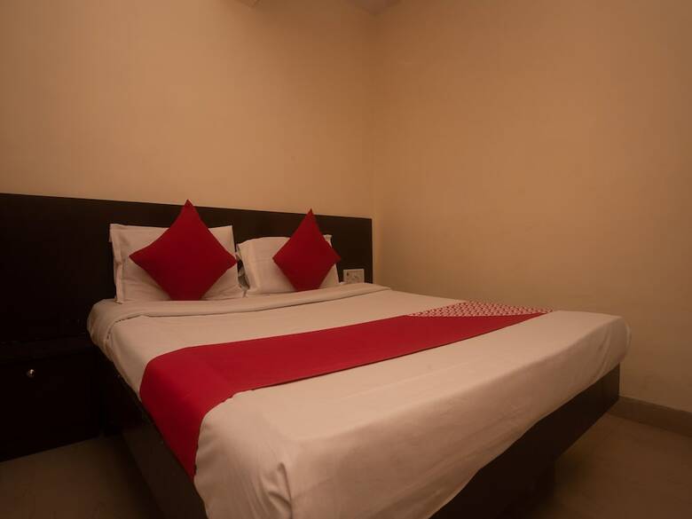 Hotel Oyo 23285 The Diplomat Lodging