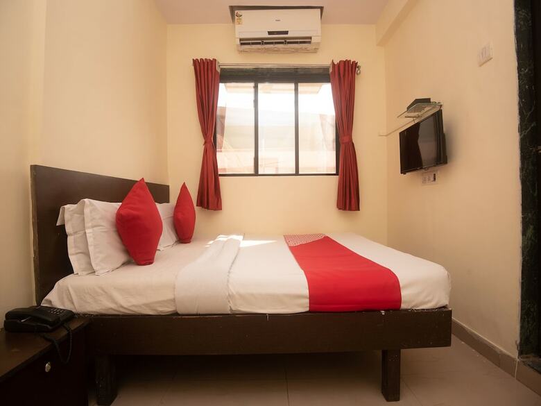 Hotel Oyo 23285 The Diplomat Lodging