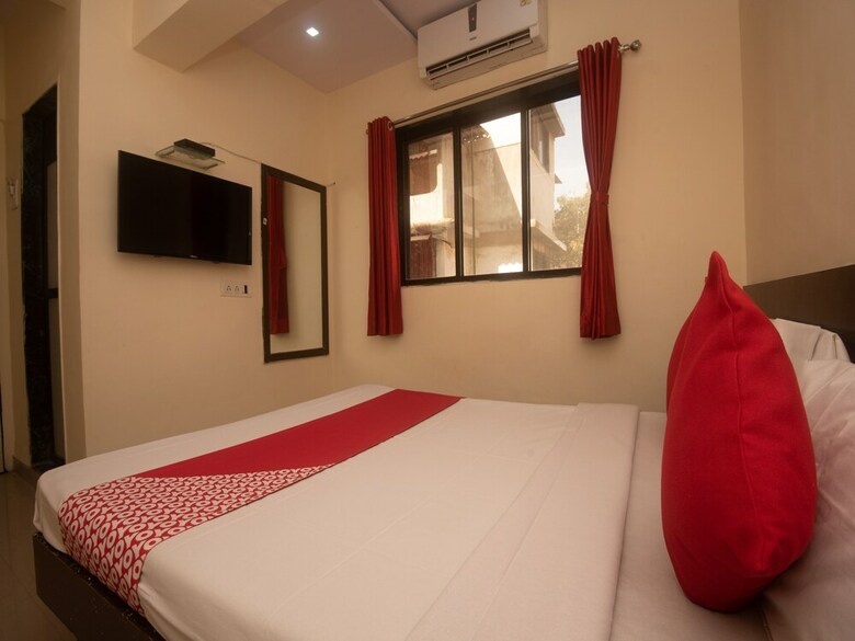 Hotel Oyo 23285 The Diplomat Lodging