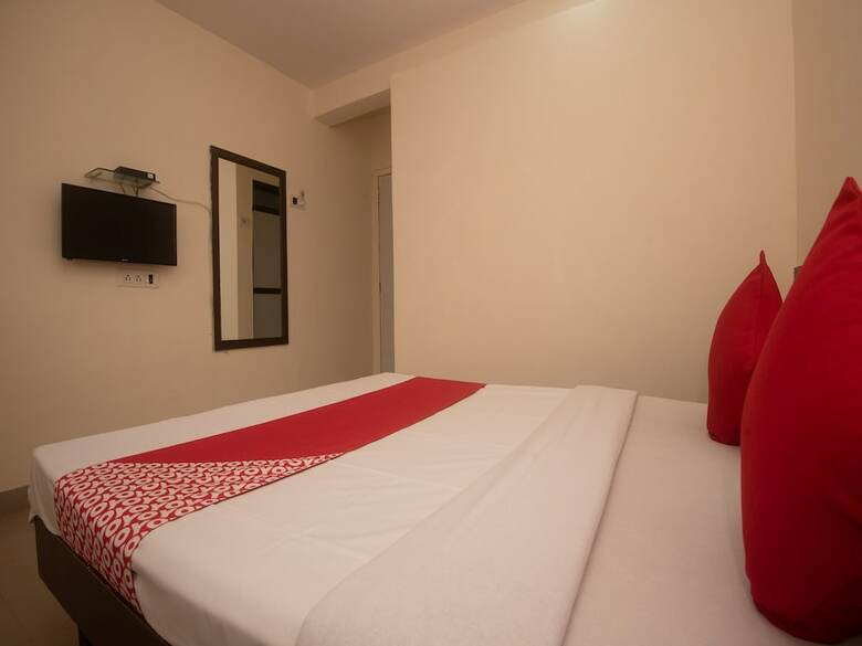 Hotel Oyo 23285 The Diplomat Lodging