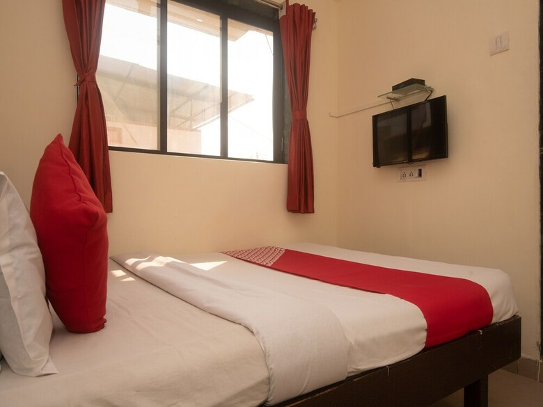 Hotel Oyo 23285 The Diplomat Lodging