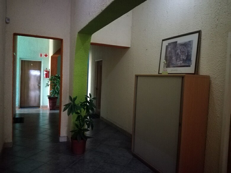 Hotel Queens Lodge And Backpackers Den