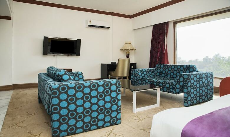 Hotel Treebo Tryst Royal Palm