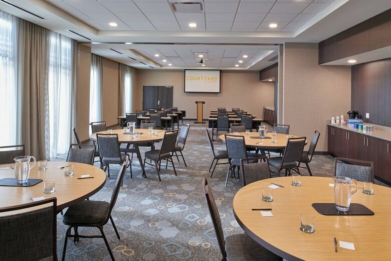 Hotel Courtyard By Marriott Petoskey At Victories Square