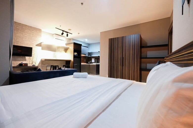 Spacious And Artsy Studio Apartment At Brooklyn Alam Sutera