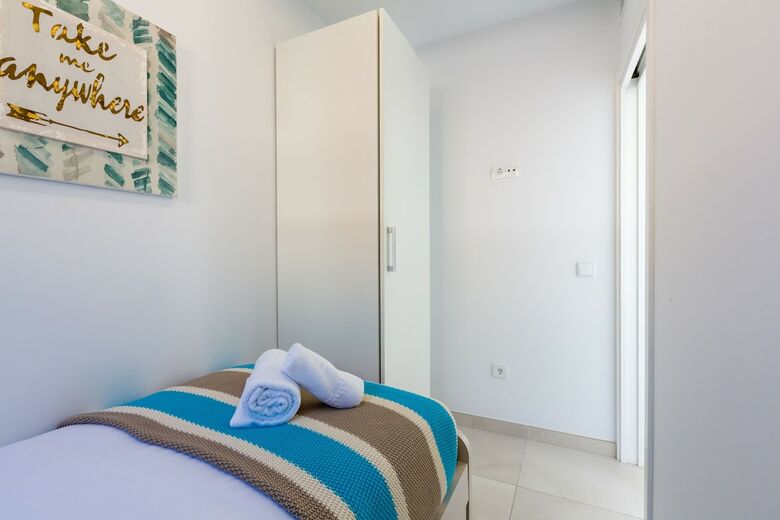 Renthas Calabeach Apartment