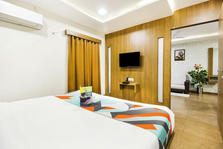 Fabhotel Royal Palace