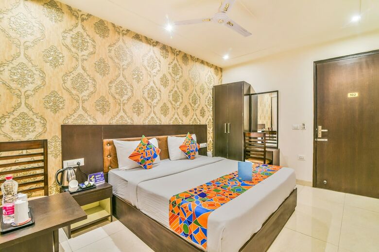 Fabhotel Paragon Suites