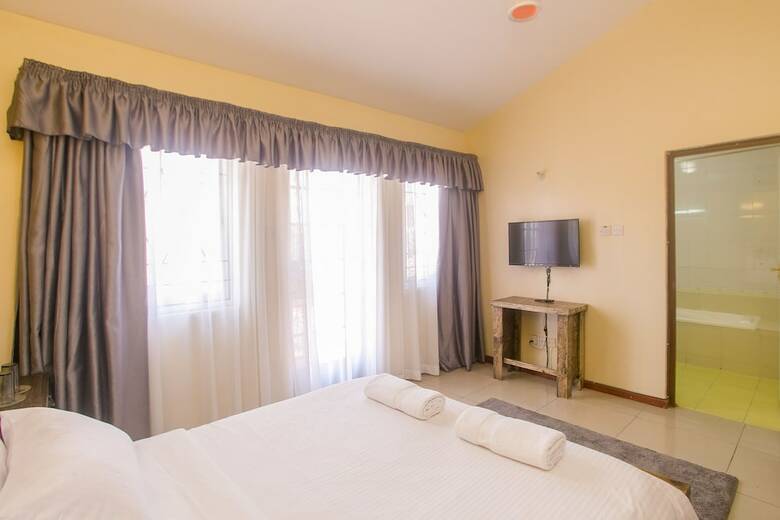 Lux Airport Inn