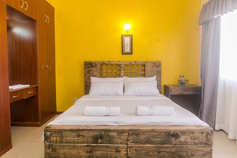 Lux Airport Inn
