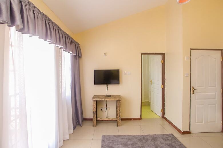 Lux Airport Inn