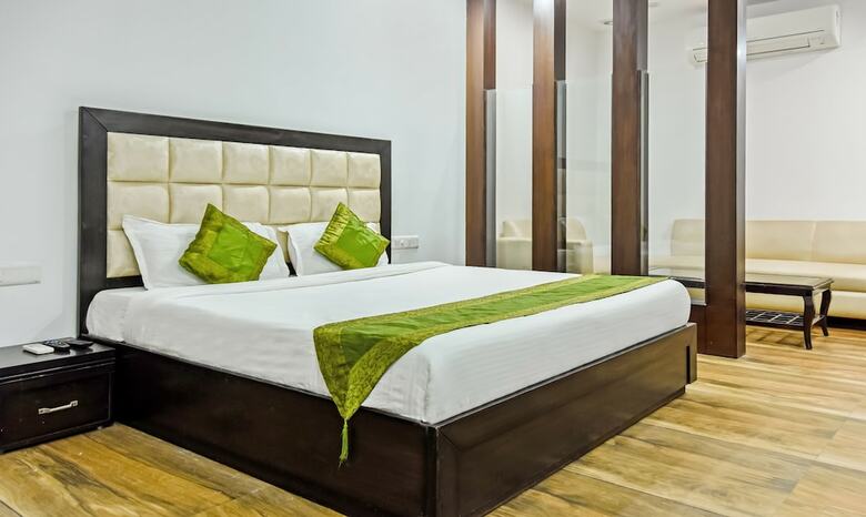 Hotel Treebo Trend Red Petal