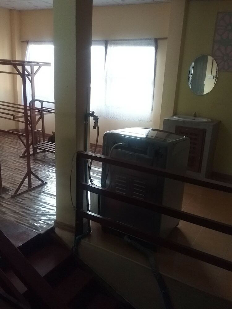 Hostal Arunrat Guesthouse