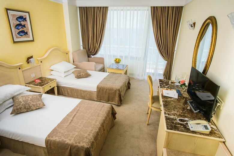 Palace Hotel-all Inclusive In Sunny Day Resort