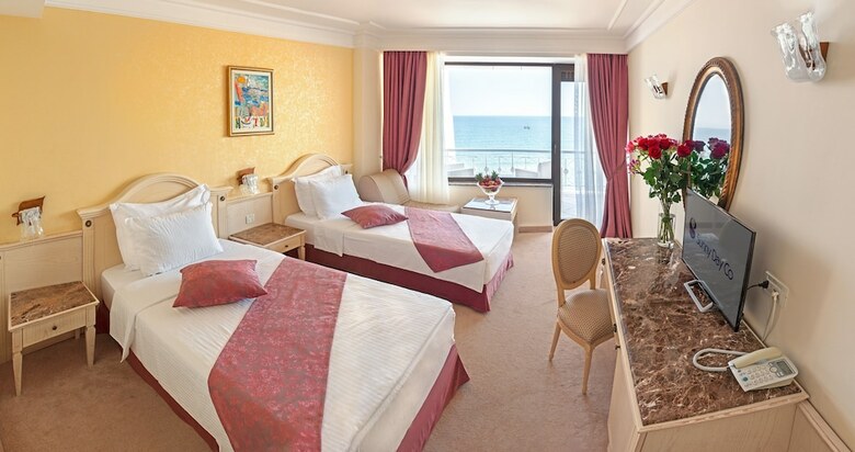 Palace Hotel-all Inclusive In Sunny Day Resort