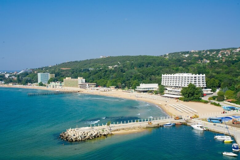 Palace Hotel-all Inclusive In Sunny Day Resort