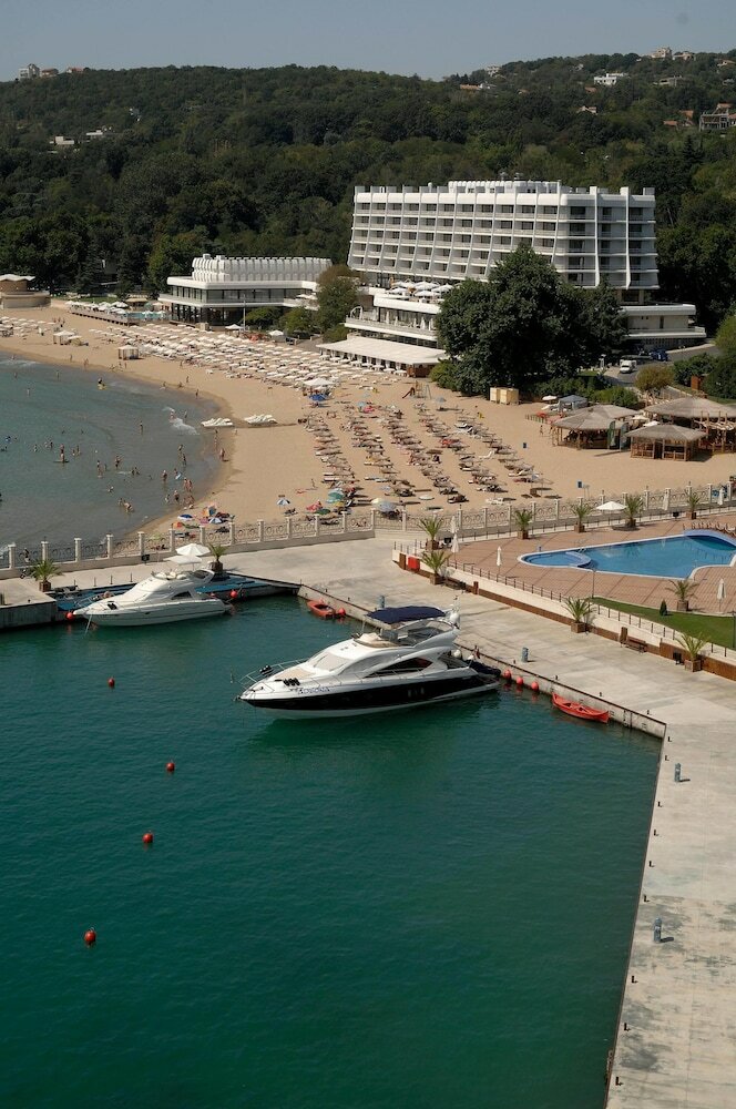 Palace Hotel-all Inclusive In Sunny Day Resort