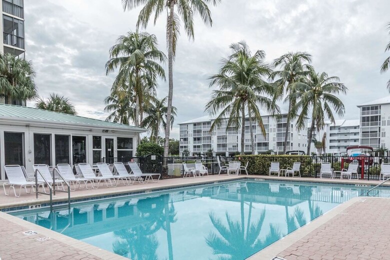 Hibiscus Pointe 124