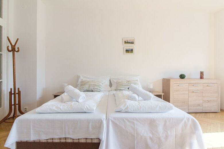 Large Apartment 1min Walk To Metro Andel By Easybnb