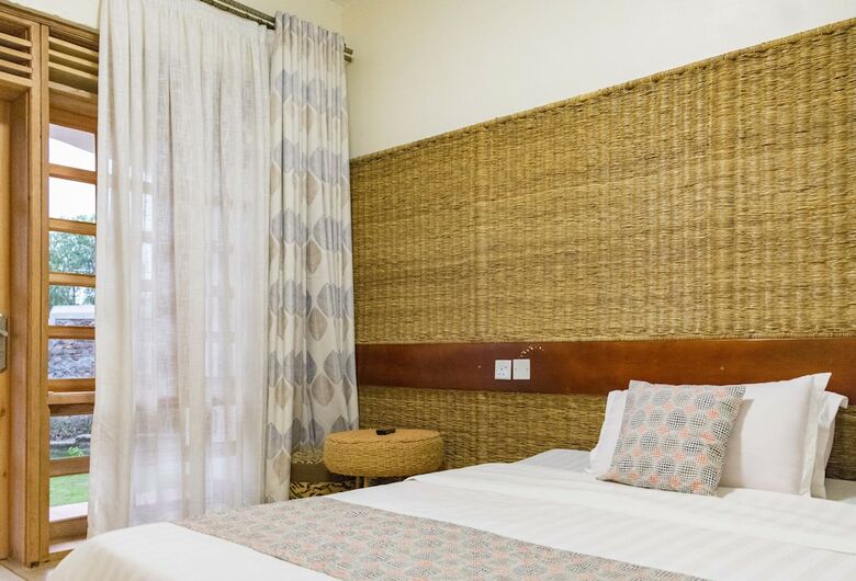 Tooro Fairway Hotel
