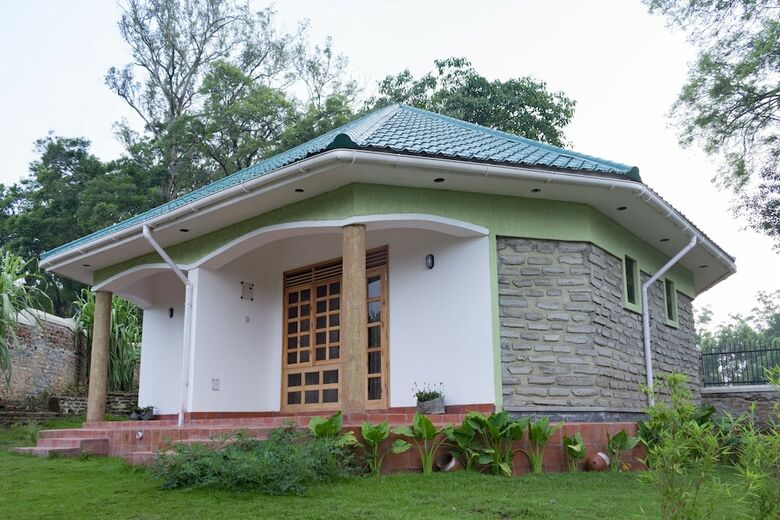 Tooro Fairway Hotel