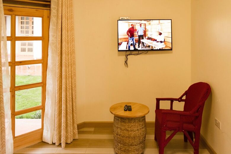 Tooro Fairway Hotel