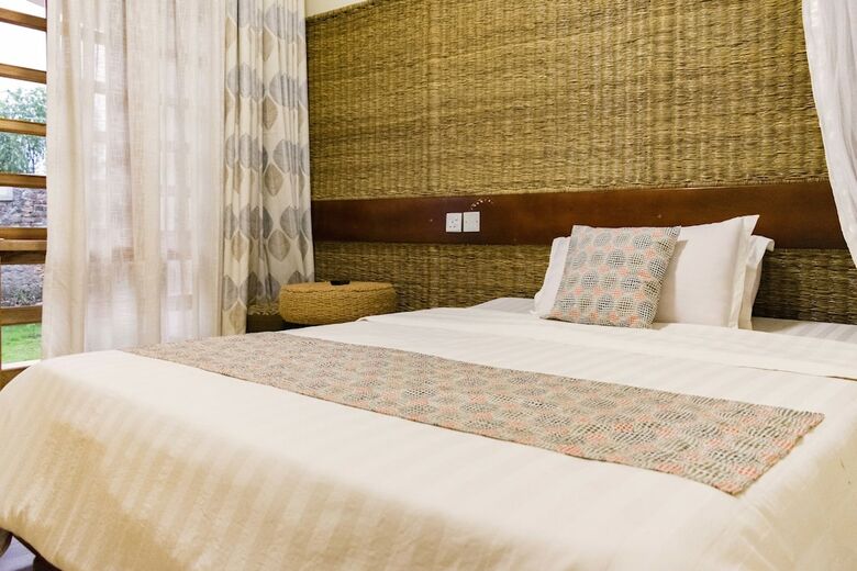 Tooro Fairway Hotel